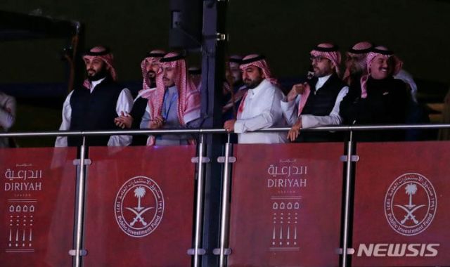 2019년 12월 사우디 아라비아의 리야드에서 프로복싱 헤비급 세계타이틀전을 관람하고 있는 빈 살만 왕세자. 빈 살만은 사우디 국부펀드를 통해 EPL 뉴캐슬을 매입하기도 했다. ㅣAP뉴시스