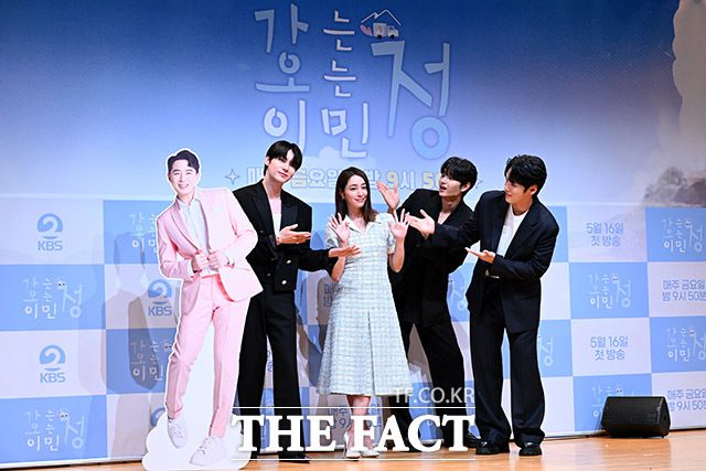 방송인 붐, 배우 안재현 이민정 김재원 김정현(왼쪽부터)이 16일 오전 11시 서울 영등포구 여의도동 KBS 아트홀에서 진행된 KBS2 새 예능프로그램 '가는정 오는정 이민정' 제작발표회에 참석했다. /남용희 기자