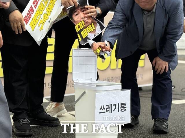 촛불행동과 검사를 검사하는 변호사 모임, 민생경제연구소는 16일 고위공직자범죄수사처(공수처)에 지 판사를 고발하고 서울중앙지법에 면담을 요청했다. /정인지 기자