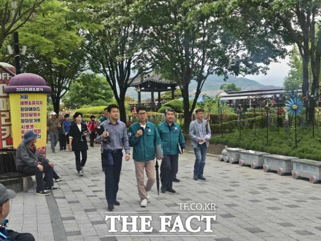 곡성군이 세계장미축제의 안전한 개최를 위해 유관기관과 합동점검을 실시하고 있다./곡성군