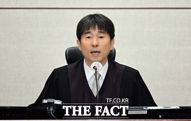 대법원은 지 판사의 의혹에 대한 사실관계 확인에 나섰다. 이날 대법원 윤리감사관실은 "지 판사 의혹이 제기된 후 국회 자료, 언론 보도 등을 토대로 가능한 방법을 모두 검토해 사실관계를 확인하고 있다"고 밝혔다. /사진공동취재단