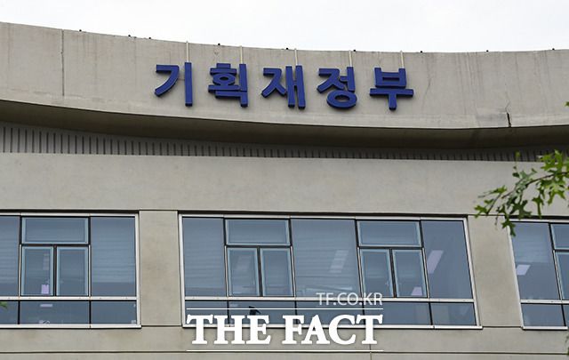 16일 기획재정부의 '5월 재정동향'에 따르면 3월 말 기준 중앙정부 국가채무 잔액은 1175조9000억원으로 집계됐다. /더팩트 DB