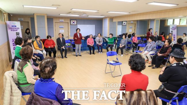 신계용 과천시장이 ‘찾아가는 시장실’ 행사에서 주민들과 대화하고 있다. /과천시