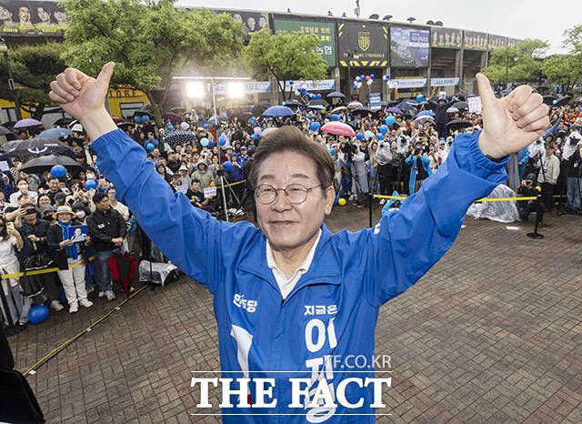 이재명 더불어민주당 후보는 15일 폭우가 내리는 가운데 하동, 광양, 여수, 순천, 목포를 순회하며 "여러분의 충직한 도구로 여러분의 충실한 일꾼으로 일할 기회를 달라"고 호소했다. /뉴시스