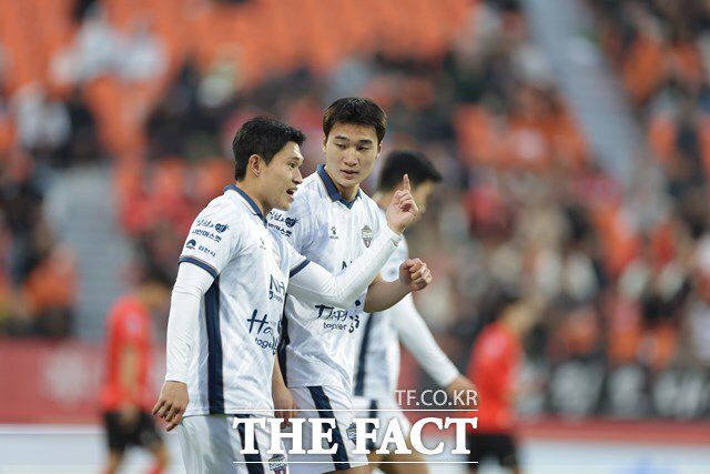 완벽에 가까운 공수 밸런스를 보이고 있는 김천 선수들./K리그