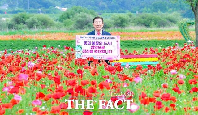 조근제 함안수가 봄철 대표 관광지인 악양둑방길에서 ‘경남 구석구석 릴레이 캠페인’ 인증샷을 촬영하고 있다./함안군