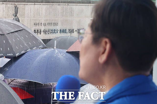 여수로 자리를 옮긴 이 후보는 "호남은 민주당의 뿌리이고 근본"이라며 지지층 결속에 나섰다. /뉴시스