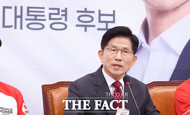 김문수 국민의힘 대선 후보가 17일 광주 서구 김대중컨벤션센터로 이동해 선거대책위원회 회의를 열고 5·18 희생자임을 자처하며 더불어민주당을 겨냥해 "세계 역사상 유례없는 독재"라고 강하게 비판했다. /임영무 기자