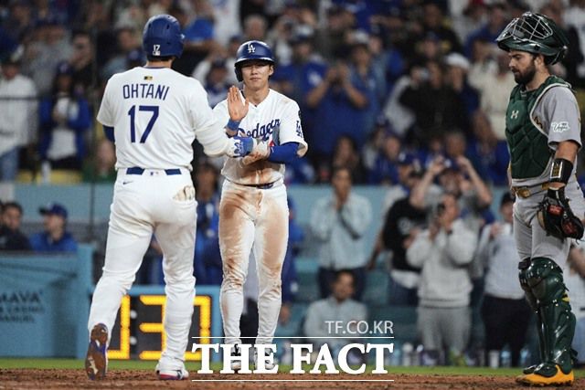 김혜성의 활약은 오타니 쇼헤이와 공격에서 시너지 효과를 내고 있다는 점에서 주목을 끌고 있다. 사진은 LA 다저스의 김혜성(오른쪽)이 16일 애슬레틱스와 인터리그 홈 경기에서 4회 말 오타니 쇼헤이(왼쪽)의 투런 홈런으로 홈을 밟은 뒤 세리머니를 펼치고 있다./LA=AP.뉴시스
