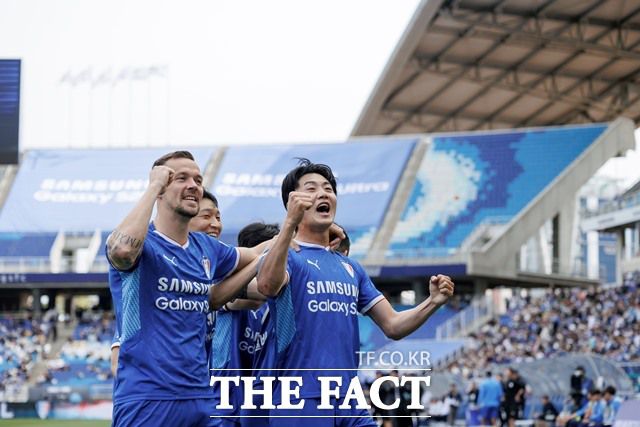최근 5승 3무의 무패가도를 이어가고 있는 수원삼성 선수들./K리그