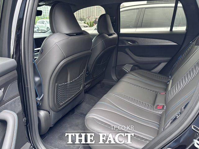 2열 공간과 적재력도 강점이다. 뒷좌석 무릎 공간과 머리 공간 모두 여유로웠고, 리클라이닝 기능과 공조 송풍구, USB-C 포트 등이 탑재돼 패밀리 SUV로 손색이 없었다. 그랑 콜레오스 2열 모습. /황지향 기자