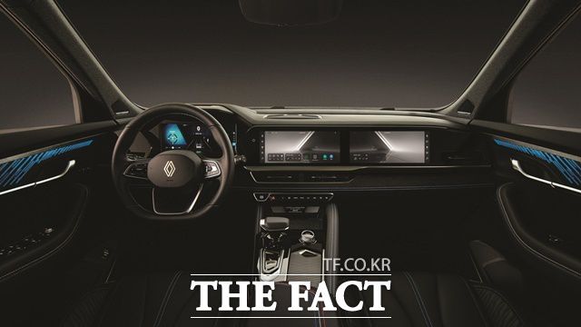 그랑 콜레오스 내부 앞좌석 쪽은 클러스터, 센터 디스플레이, 동승석 디스플레이까지 총 3개의 12.3인치 화면이 파노라마 형태로 연결돼 있으며 각 화면은 독립적으로 작동한다. 그랑 콜레오스 블랙 에디션 '에스프리 알핀 누아르' 내부. /르노코리아