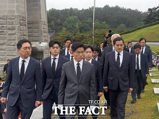 김문수 국민의힘 대통령 후보가 17일 오전 광주 국립 5·18민주묘지를 찾아 희생자 묘역을 참배하기 위해 이동하는 모습. /이하린 기자