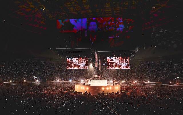 그룹 데이식스가 9개월간 이어진 세 번째 월드투어 대장정을 마쳤다. 이에 멤버들은 지금까지 진행한 모든 공연이 팬들 덕분이라며 마이데이에게 공을 돌렸다. /JYP엔터테인먼트