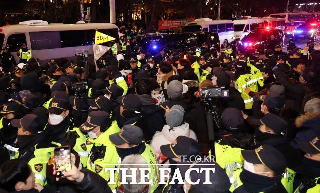 18일 법조계에 따르면 서울서부지법 형사합의11부(김우현 부장판사)는 지난 16일 상해 혐의를 받는 우모 씨와 건조물침입 혐의를 받는 남모 씨에게 징역 10개월씩 선고했다. /뉴시스