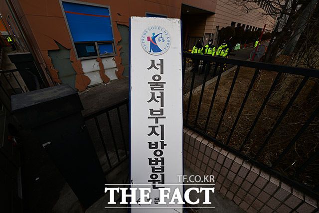 구속된 피고인들 중 일부는 재판에 항의하기 위해 출정하지 않겠다는 모습도 내비쳤다. 서부지법 폭동 관련 첫 선고가 있었던 지난 14일 오후 피고인 24명에 대한 공판기일이 진행됐지만 3명을 제외하고는 불출석 사유서를 내거나 이유 없이 재판에 출석하지 않은 것으로 확인됐다. /남윤호 기자