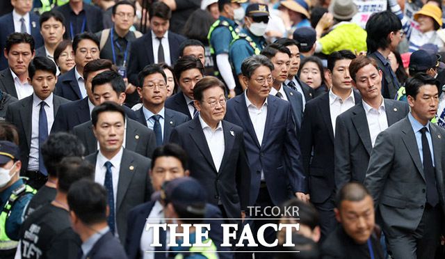 정치권에서 그간 개헌 논의가 이어져왔지만, 이날에서야 입장을 밝힌 배경에 대해선 "당시 개헌보다 중요한 건 내란 극복이라는 국민적 목소리가 워낙 큰 바람에 진행이 쉽지 않은 측면이 있었다"라고 설명했다. /뉴시스