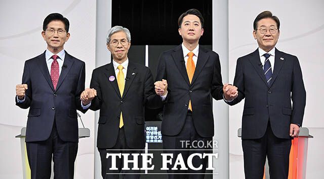18일 서울 마포구 SBS프리즘타워에서 열린 중앙선거방송토론위원회 주관 제21대 대통령선거 후보자토론회에서 각 정당 대선 후보들이 선전을 다짐하고 있다. 왼쪽부터 국민의힘 김문수, 민주노동당 권영국, 개혁신당 이준석, 더불어민주당 이재명 대선후보. /국회사진취재단