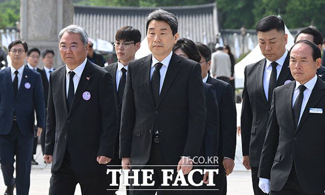 이날 열린 기념식은 대통령과 총리가 동시 궐위된 채 진행된 기념식으로 기록됐다. 사진은 기념식에 참석하는 이주호 대통령 권한대행 부총리 겸 교육부 장관의 모습. /광주=국회사진취재단