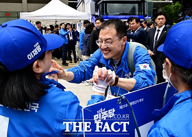 이 후보는 김상욱 전 의원을 향해 "가짜 보수정당에서 고생하다 이제 제대로 된 당으로 왔는데 혼자 얼마나 머쓱하고 쑥스럽겠나"라며 웃음을 자아냈다. 그러면서 "찢어진 가짜 빅텐트에 몰려가서 고생하는 사람이 있을까 한데 진짜 빅텐트 민주당으로 오라"고 손짓했다. /배정한 기자