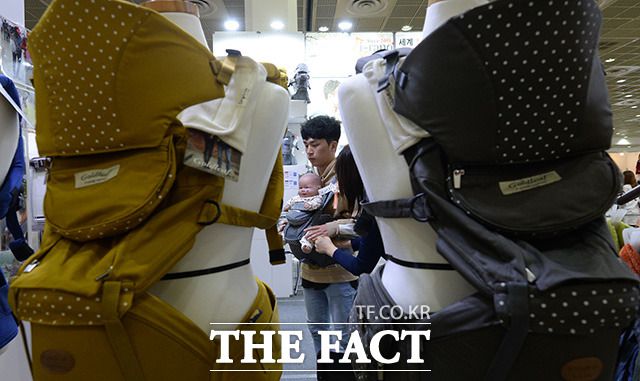아이를 수월하게 안을 수 있는 보조 기구 아기띠 사용 중에 발생하는 영유아 추락사고 대부분이 머리·얼굴 부상으로이어진 것으로 나타났다. 한 예비아빠가 아기띠를 살펴보고 있다./더팩트DB