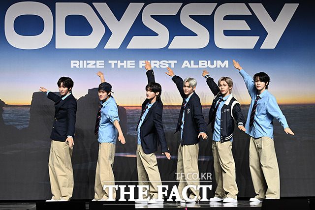 [더팩트ㅣ남용희 기자] 그룹 라이즈가 19일 오전 서울 용산구 블루스퀘어 SOL트래블홀에서 열린 첫 정규앨범 'ODYSSEY(오디세이)' 발표 쇼케이스에서 포즈를 취하고 있다.