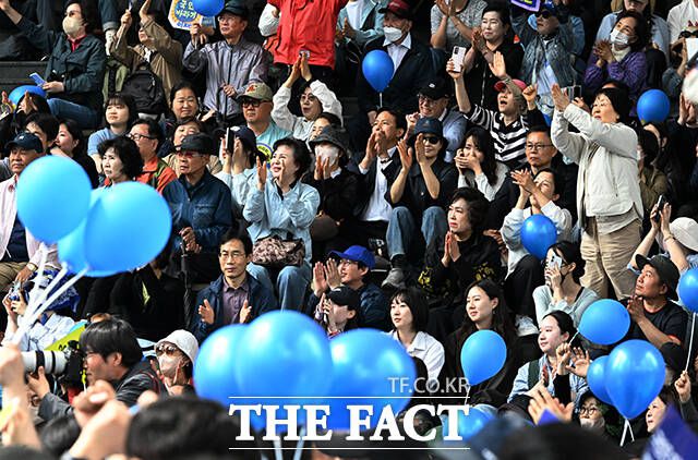 이재명 후보 연설 듣는 지지자들.