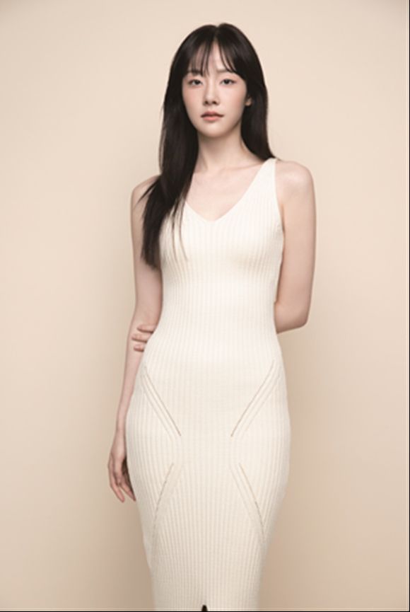 배우 채원빈이 현 소속사 아우터유니버스와 재계약을 체결하며 동행을 이어간다. /아우터유니버스