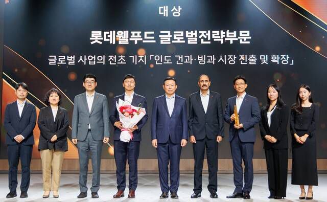 신동빈 롯데그룹 회장(왼쪽에서 5번째)이 지난 12일 열린 '롯데 어워즈'에 참석해 수상자들과 기념 촬영을 하고 있다. 해당 어워즈에서 인도 시장 내 성과를 인정받은 롯데웰푸드 글로벌전략부문이 대상을 받았다. /롯데그룹