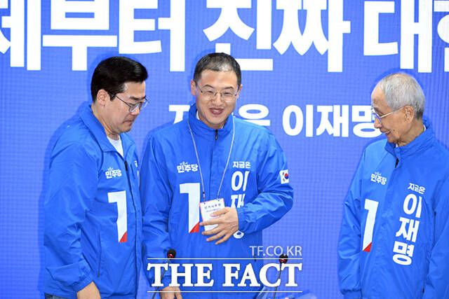 더불어민주당에 입당한 김상욱 의원이 19일 서울 여의도 더불어민주당 중앙당사에서 열린 중앙선거대책위원회의에 참석해 당 점퍼를 착용한 채 선거사무원증을 받고 있다.