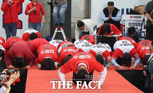 김문수 국민의힘 대선 후보가 19일 오후 서울 중구 서울역 광장에서 열린 ‘쏘울을 새롭게’ 유세에서 유권자들에게 지지를 호소하며 큰절을 올리고 있다. /임영무 기자