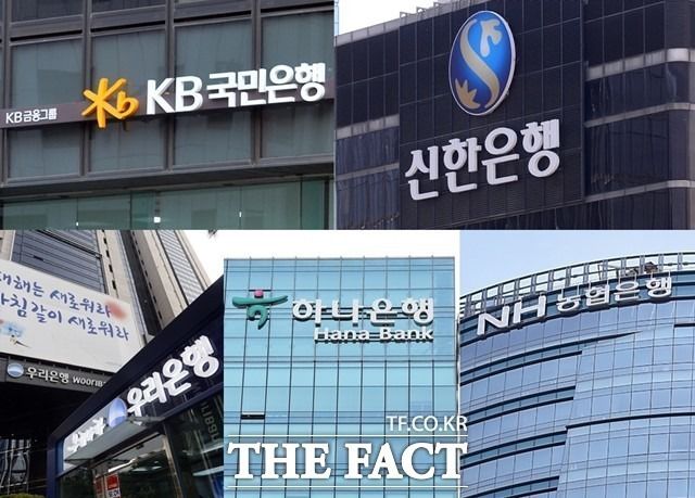 기준금리 인하 기조에 예금금리는 '뚝' 떨어지는 가운데 대출금리는 천천히 내려가며 예대금리차가 커지고 있어 은행들을 향한 비판이 나오고 있다. /더팩트 DB