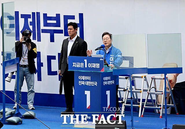 방탄유리 보호 받는 이재명 후보.