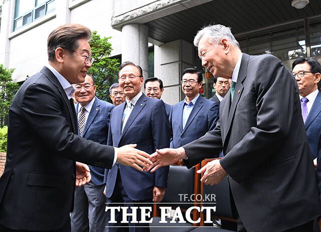 이 후보는 내란 세력에 대한 단죄야말로 공동체 회복의 출발점이라고 강조했다. 그는 "그렇게 해야 민생도 회복하고, 경제도 회복하고, 모두가 기회와 성과를 함께 누리면서 희망을 갖고 살아가는 정상적 민주국가, 민주 공화국이 될 수 있는 것"이라고 했다. /배정한 기자