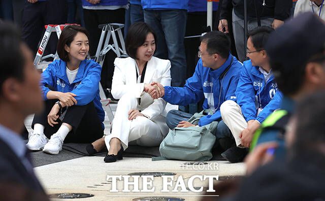 현장은 유쾌했지만, 메시지는 단호했다. 흥겨운 분위기 속에서도 이 후보는 '국민이 주인인 나라', '위기의 3년을 끝내자'는 취지의 절박한 메시지를 반복하며, 단순한 정권 교체를 넘어선 정치적 전환의 필요성을 역설했다. /배정한 기자