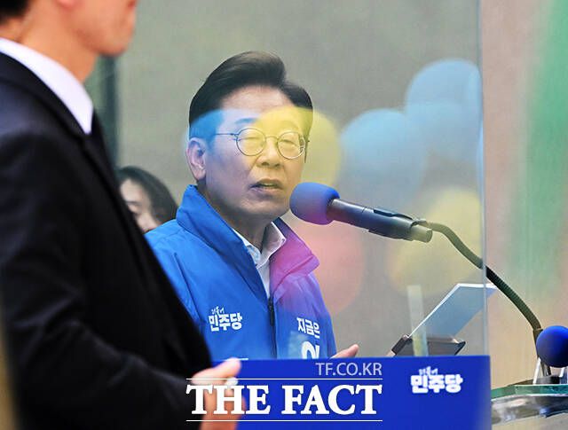 방탄유리 뒤편에서 연설하는 이재명 후보.