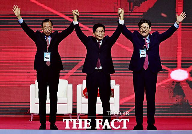 김문수 국민의힘 대선 후보에게 한덕수 전 국무총리와의 단일화를 압박한 국민의힘 권영세 전 비상대책위원장과 권성동 원내대표가 경찰 수사를 받고 있다. 서울 영등포경찰서는 권 전 비대위원장과 권 원내대표를 강요미수와 업무방해 혐의로 입건해 수사 중이라고 20일 밝혔다. /고양=배정한 기자