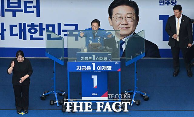 이 후보는 이날 '호텔경제학' 논란에 대해 "경기가 나쁠 때 소비를 진작하는걸 '승수효과'라고 하는데 이를 모르는 바보들이 있다"고 해명했다. /배정한 기자