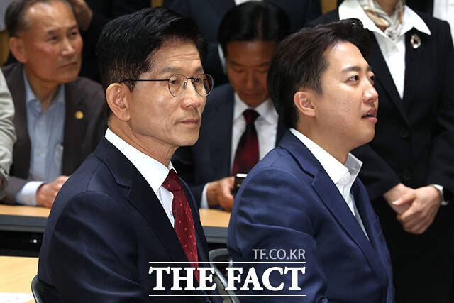 국민의힘 김문수 대선 후보와 개혁신당 이준석 대선 후보가 19일 오전 서울 중구 서울시청에서 열린 '약자와 동행하는 서울 토론회'에 참석해 있다. /임영무 기자