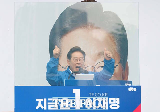 국민의힘이 20일 이재명 더불어민주당 대선 후보의 유세 현장에 등장한 '방탄 유리막'을 두고 "이재명의 정치쇼가 절정에 달했다"고 직격했다. 사진은 이 후보가 19일 오후 서울 영등포구 타임스퀘어 앞에서 열린 유세에서 지지를 호소하고 있는 모습. /배정한 기자