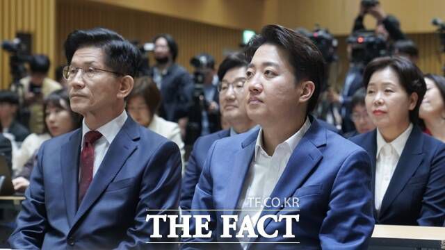 남은 대선 기간 김 후보와 당이 얼만큼의 '중도 확장 가능성'과 '화합된 모습'을 보이느냐에 빅텐트 성공 여부가 달려있다는 분석이 나온다. 사진은 김 후보(왼쪽)와 이준석 개혁신당 후보가 19일 오전 서울시청에서 열린 '약자와 동행하는 서울 토론회'에 참석해 발표를 듣고 있는 모습. /개혁신당