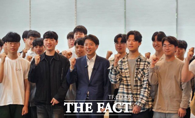 과학기술 관련 행보도 이어갔다. 이 후보는 광주과학기술원(GIST)에서 이공계 학생들과 간담회를 갖고 윤석열 정부의 R&D 예산 삭감을 강도 높게 비판했다. /광주=서다빈 기자