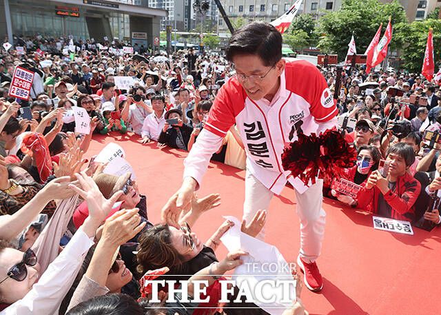 급기야 "죄가 많은 사람은 방탄 조끼를 입을 것이 아니라 가장 안전한 국가방탄 시설인 교도소에 가서 앉아있으면 된다"며 이 후보를 겨냥한 발언 수위를 높였다. /임영무 기자(현장풀)