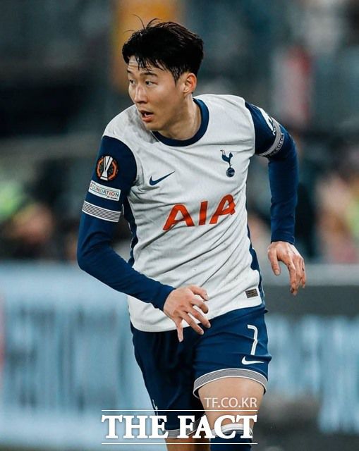 토트넘의 '캡틴' 손흥민이 22일 오전 4시 스페인 빌바오에서 펼쳐지는 맨유와 2024~2025 UEL 결승전에서 생애 첫 우승컵 획득에 나선다./토트넘