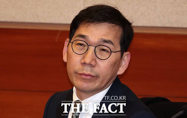 조상원 서울중앙지검 4차장검사가 17일 오후 서울 종로구 헌법재판소 대심판정에서 열린 탄핵심판 1차 변론에 출석하고 있다. /박헌우 기자