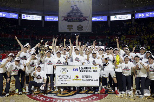 조상현 감독의 창원 LG가 창단 28년 만에 첫 우승을 달성했다. SK와의 챔프전에서 3연승 후 3연패, 그리고 마지막 7차전에서 접전 끝에 승리했다./KBL