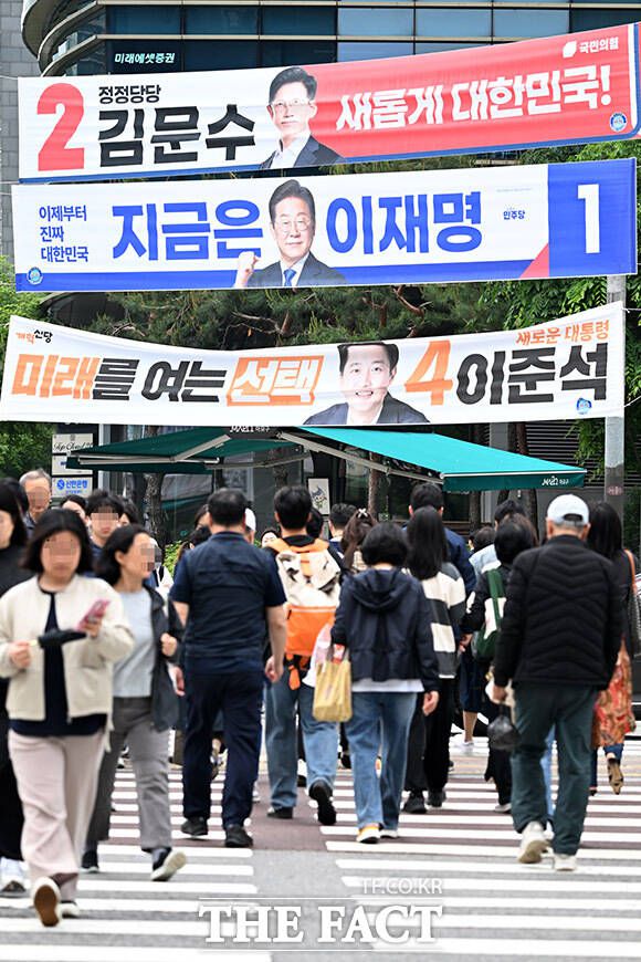 양측은 서로의 개헌안을 놓고 날 선 대립각을 세웠다. 사진은 제21대 대통령 공식 선거운동 나흘째인 지난 15일 오후 서울 마포구 공덕동 일대에 이재명 더불어민주당 대선 후보와 김문수 국민의힘 후보, 이준석 개혁신당 후보의 현수막이 걸려 있는 모습. /남용희 기자