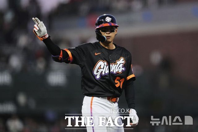 이정후가 21일(한국시간) 캔자스시티전에서 5회말 중전 적시타를 날린 뒤 더그아웃을 향해 손을 흔들고 있다. /샌프란시스코=AP.뉴시스