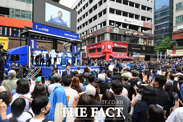 이재명 더불어민주당 대선 후보가 21일 인천광역시 남동구 구월 로데오광장에서 열린 유세에서 지지를 호소하고 있다.