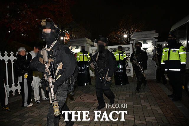 윤석열 전 대통령이 2024년 12월 3일 밤 '비상계엄' 선포를 한 가운데 서울 여의도 국회에서 군인들이 이동을 하고 있다. /국회=배정한 기자